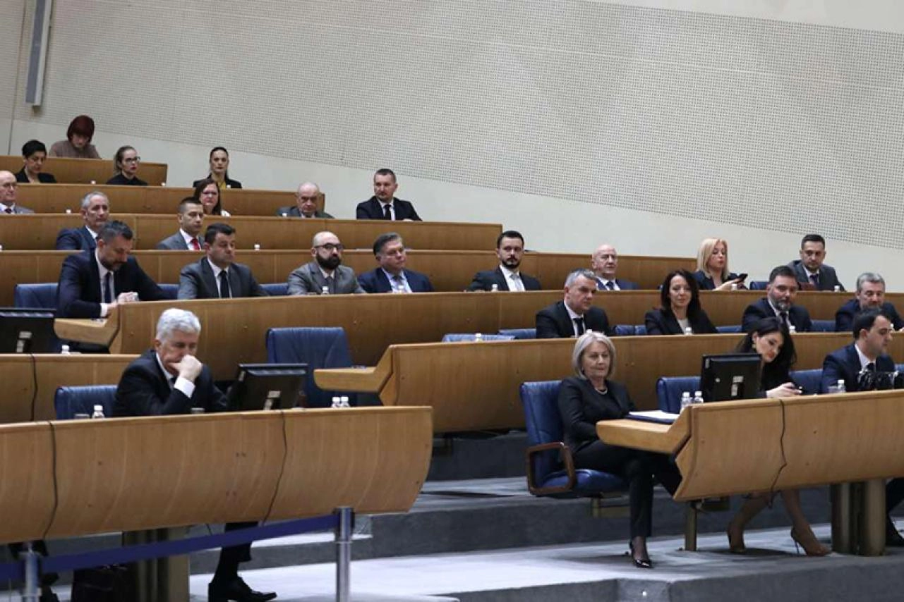 Ministri i zastupnici u BiH 'dugmad za glasanje' stranačkih šefova